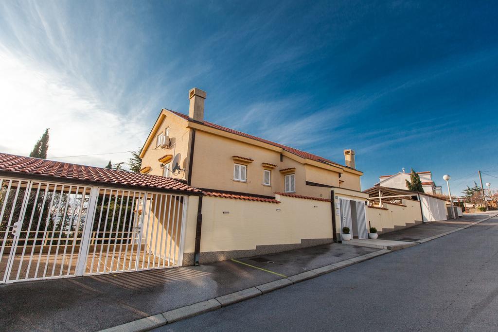 Apartments Casa Mia Драмал Екстериор снимка
